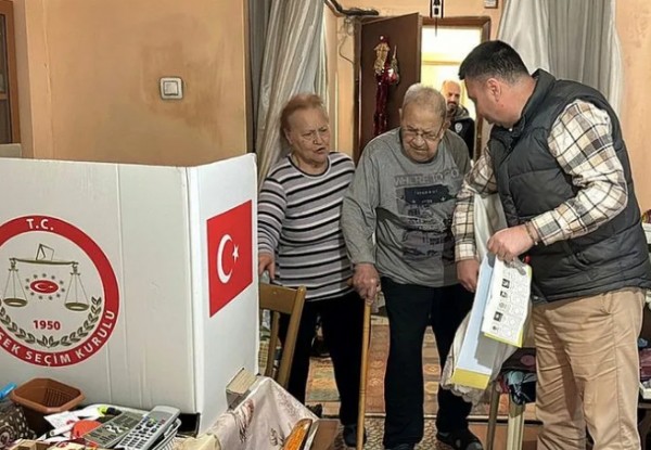 Türkiye sandık başına gitti: Yurdun dört bir yanından seçim manzaraları!